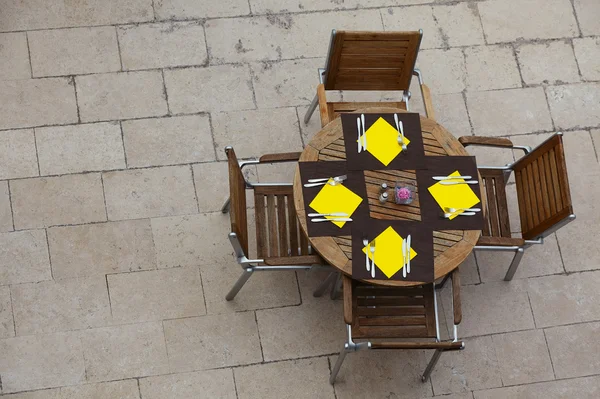 Mesas de café de verano al aire libre con sillas — Foto de Stock