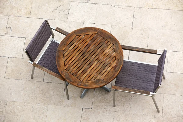 Mesas de café de verano al aire libre con sillas — Foto de Stock