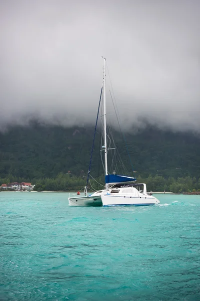 Fritids Yacht i dimma på kusten av Seychellerna — Stockfoto