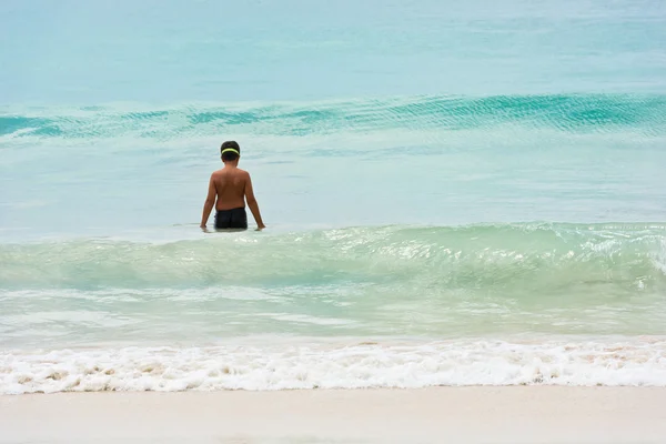 Een jonge jongen bedraagt de Oceaan kust — Stockfoto
