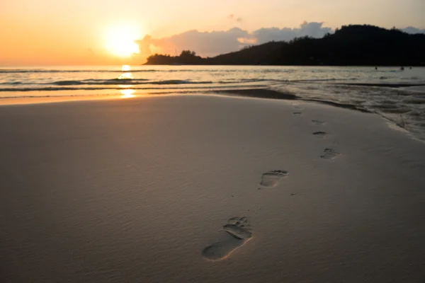 Menschliche Fußabdrücke auf Sand am Strand — Stockfoto