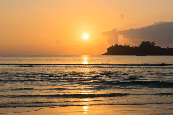 Όμορφο τροπικό ωκεανό ηλιοβασίλεμα φόντο — Φωτογραφία Αρχείου