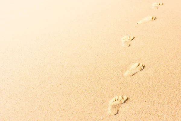 Menschlicher Fußabdruck auf Sand am Strand — Stockfoto