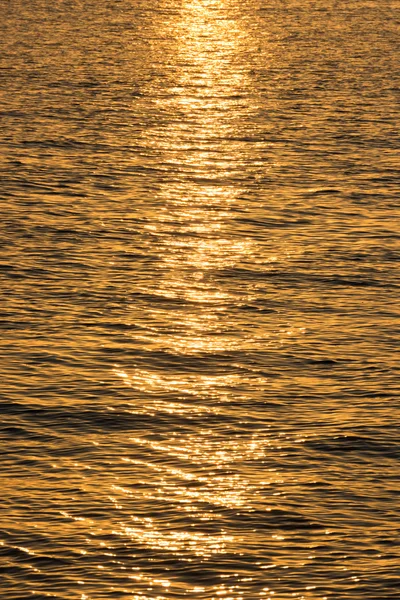 Achtergrond van het wateroppervlak bij zonsondergang — Stockfoto