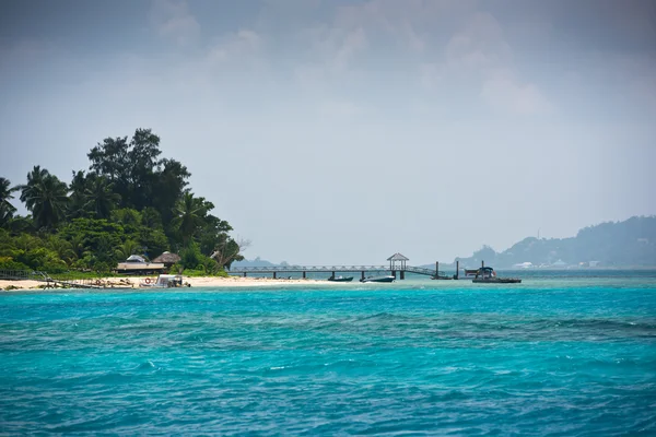 Vista della costa delle Seychelles con un molo barca — Foto Stock