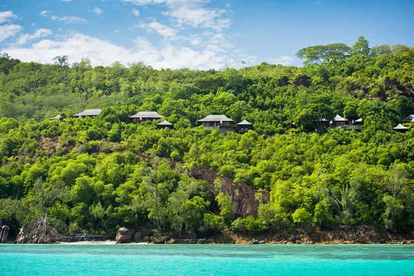 Vista della costa delle Seychelles con case nella foresta — Foto Stock