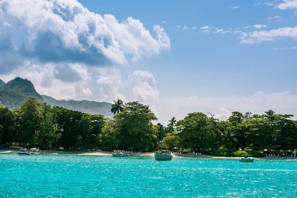 Playa tropical en la isla de Mahe Seychelles —  Fotos de Stock