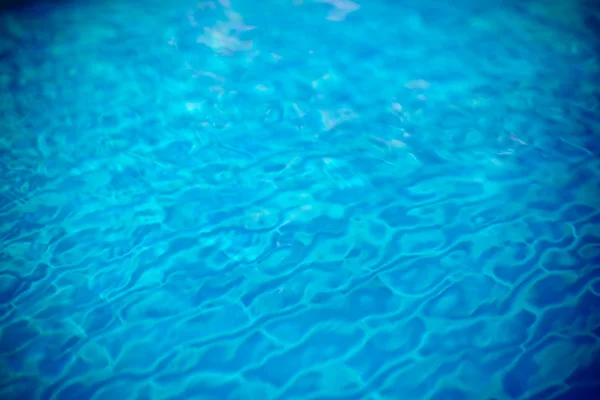 Piscina transparente clara água fundo desfocado — Fotografia de Stock