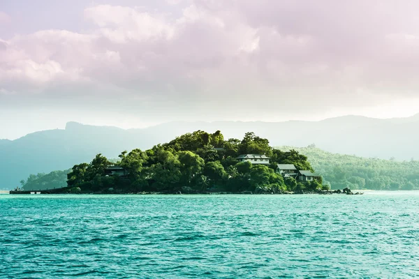 View of Seychelles coastline with houses in the forest — Stock Photo, Image