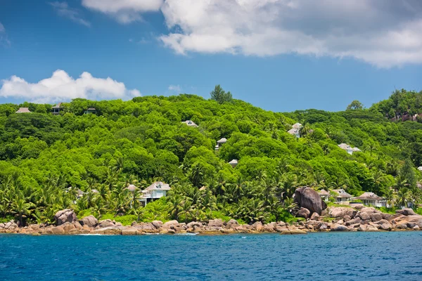 Vista della costa delle Seychelles con case nella foresta — Foto Stock