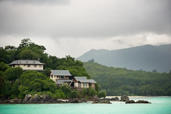 Vista della costa delle Seychelles con case nella foresta — Foto Stock