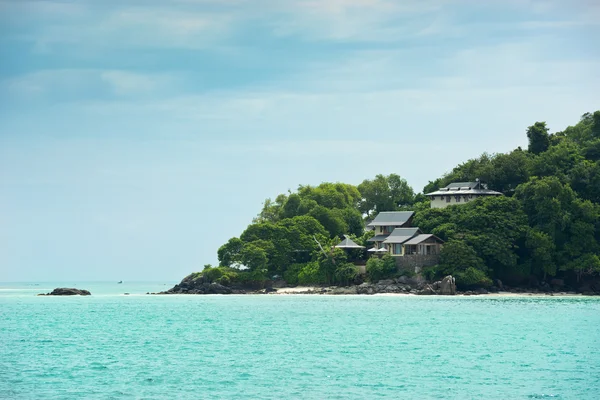 Vista della costa delle Seychelles con case nella foresta — Foto Stock