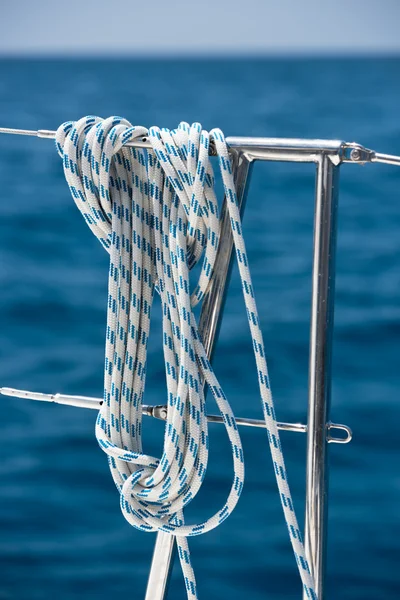 Верёвка, привязанная вокруг спасательного круга на яхте — стоковое фото