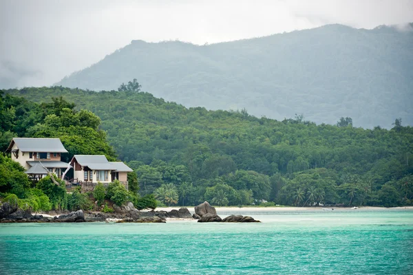 View of Seychelles coastline with a house in the forest — Stock Photo, Image