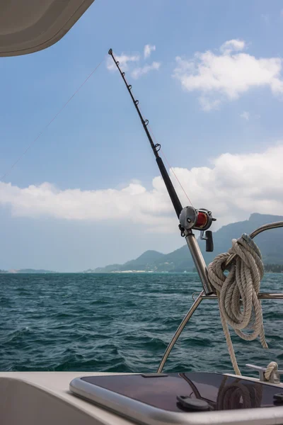 Canna da pesca e mulinello su uno yacht — Foto Stock