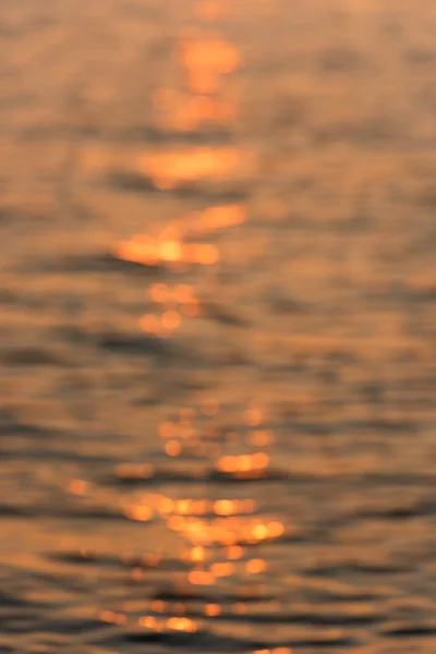 Fondo de desenfoque de la superficie del agua al atardecer — Foto de Stock