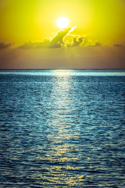 Beautiful tropical sunset ocean background — Stock Photo, Image