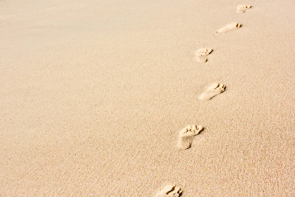 Menschliche Fußabdrücke auf Sand am Strand — Stockfoto