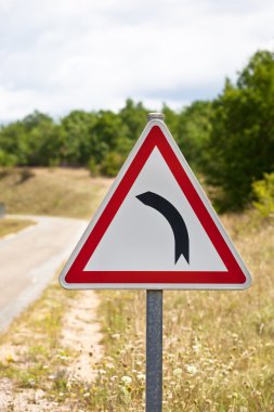Trafik işareti gösteren yol