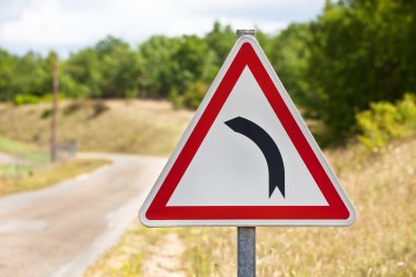 Trafik işareti gösteren yol