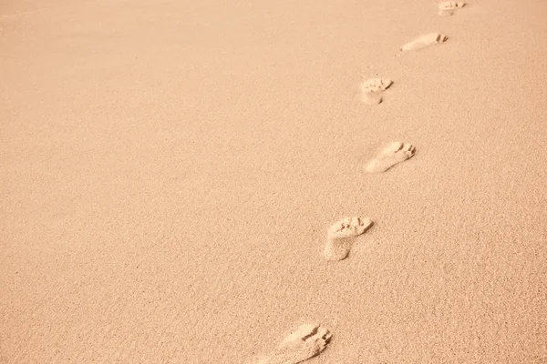 Menschliche Fußabdrücke auf Sand am Strand — Stockfoto