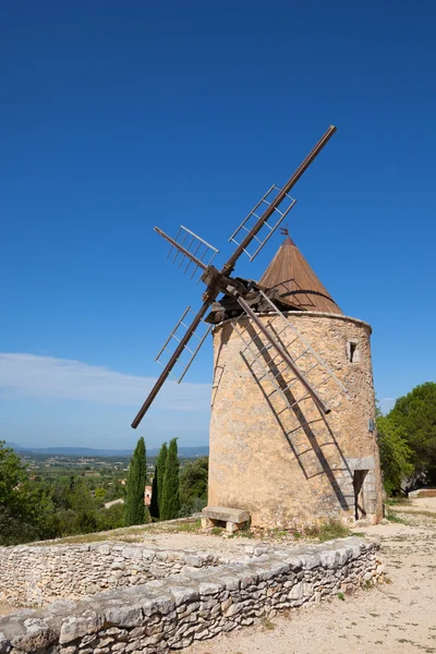 Molino de viento en Provenza, Francia — Foto de Stock