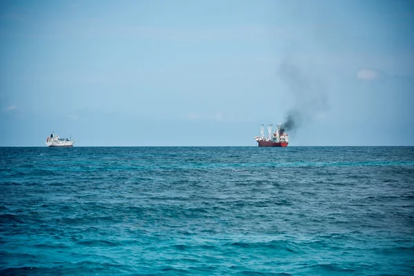 Navios de carga que navegam — Fotografia de Stock