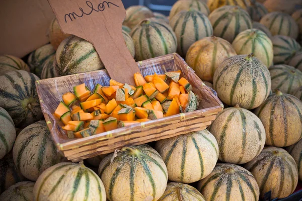 Meloenen stapel in een boerenmarkt — Stockfoto