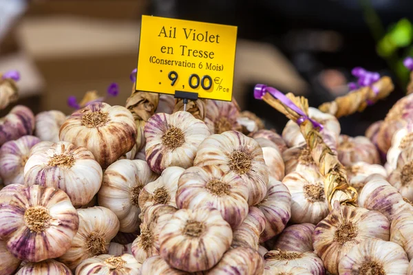 Bir pazarda sarımsak demetleri — Stok fotoğraf