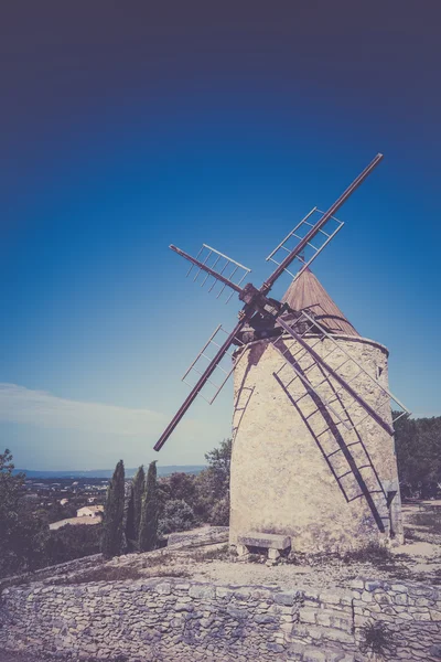Mulino a vento in Provenza, Francia — Foto Stock