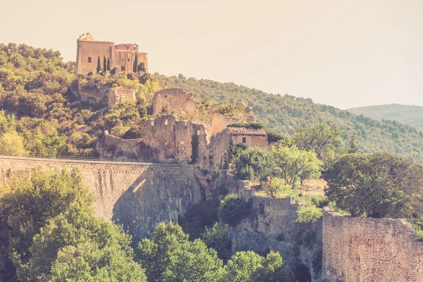 Ruínas de castelo em uma colina — Fotografia de Stock