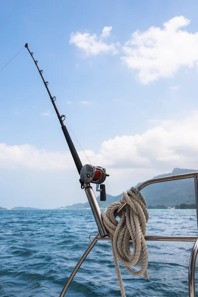 Canna da pesca e mulinello su uno yacht — Foto Stock