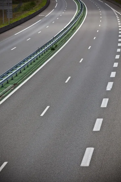 Snelweg door Frankrijk op zomertijd — Stockfoto