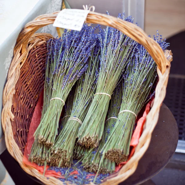 Lavendel trossen in markt — Stockfoto