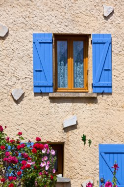 Evin cephesi ile Fransa mavi panjurlar