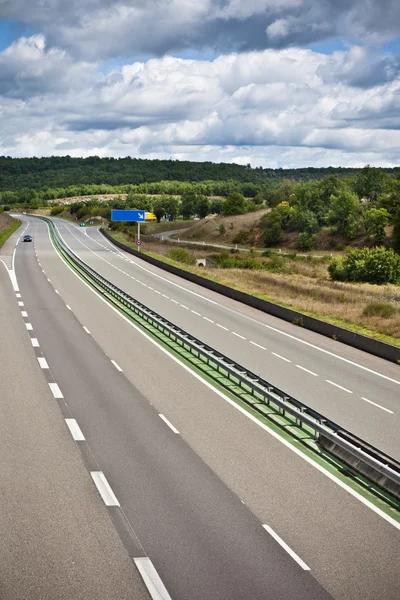 Snelweg door Frankrijk op zomertijd — Stockfoto