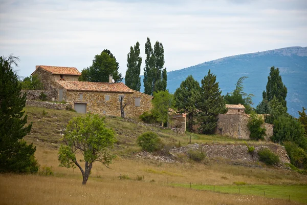 Каменный фермерский дом в Провансе — стоковое фото
