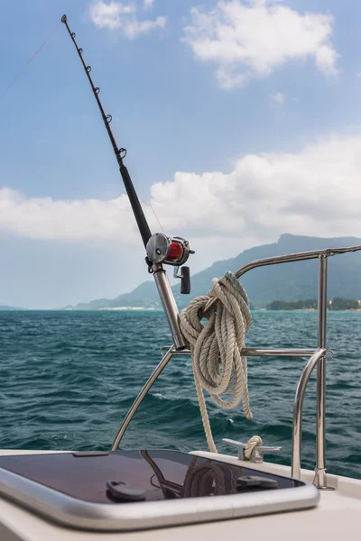 Canna da pesca e mulinello su uno yacht — Foto Stock