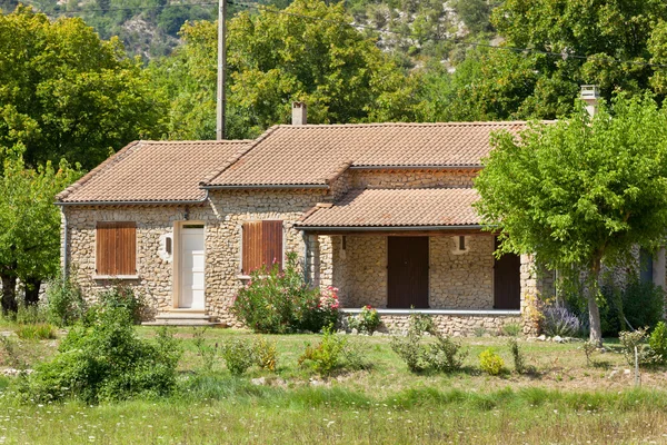 Ferme en pierre dans les montagnes de Provence — Photo