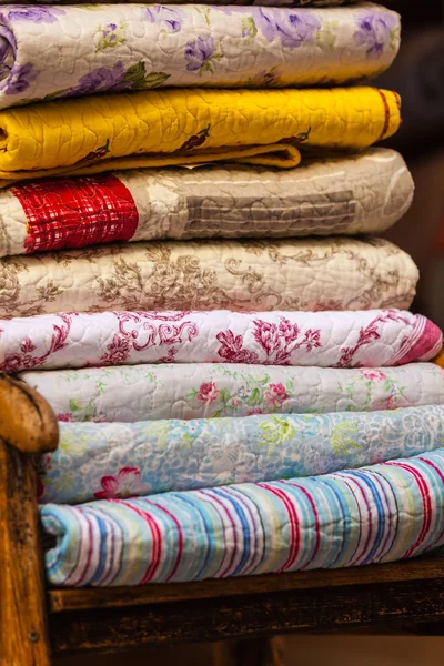 Handgefertigte Decken stapeln sich — Stockfoto