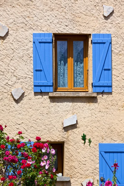 Façade de maison avec volets bleus en France — Photo