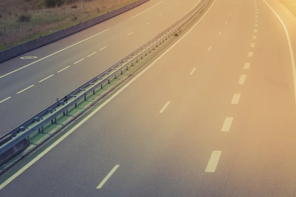 Autobahn durch Frankreich zur Sommerzeit — Stockfoto