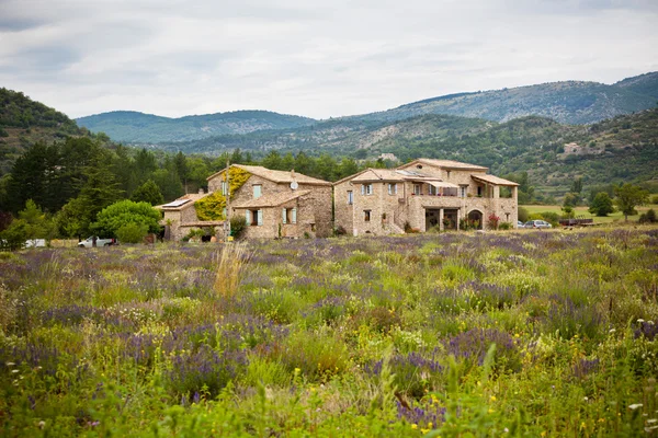 Casa rural de piedra en las montañas de Provenza, Francia — Foto de Stock