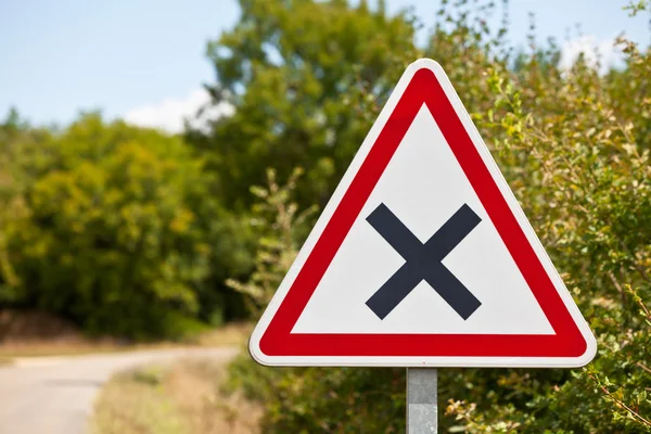 Crossroads señal de tráfico en un camino de campo — Foto de Stock