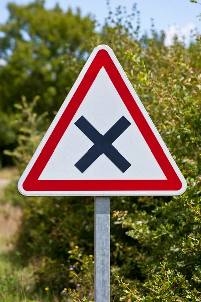 Crossroads segnale stradale su una strada di campagna — Foto Stock