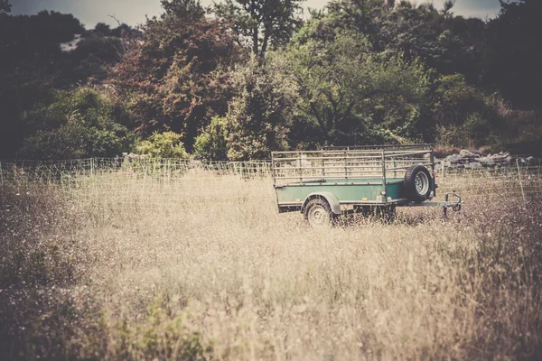 Velho reboque de carga em um lugar rural — Fotografia de Stock