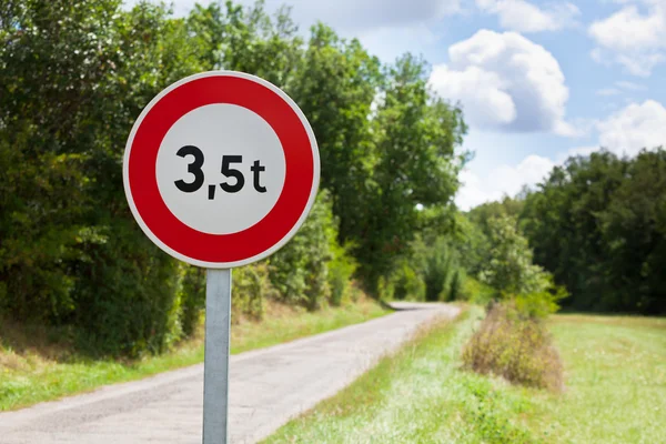 3, 5 トンの交通標識の重さ制限 — ストック写真