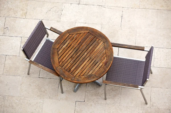 Utomhus sommar café bord med stolar — Stockfoto