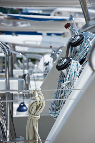 Verricelli e corde, vela dettaglio yacht — Foto Stock