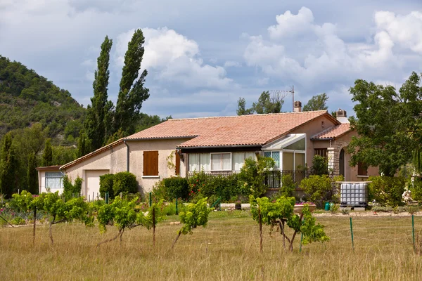 Bauernhaus aus Stein in ländlicher Provence, — Stockfoto